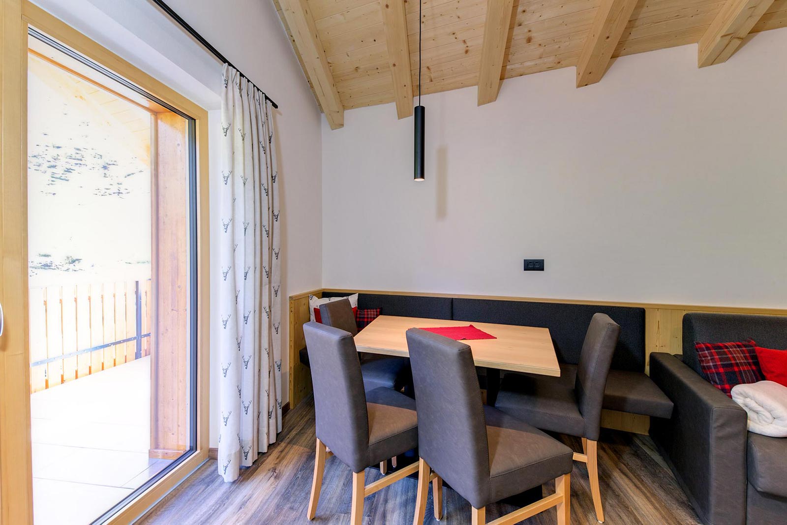 View of the dining table in one of the holiday homes of the Residence Marteshof