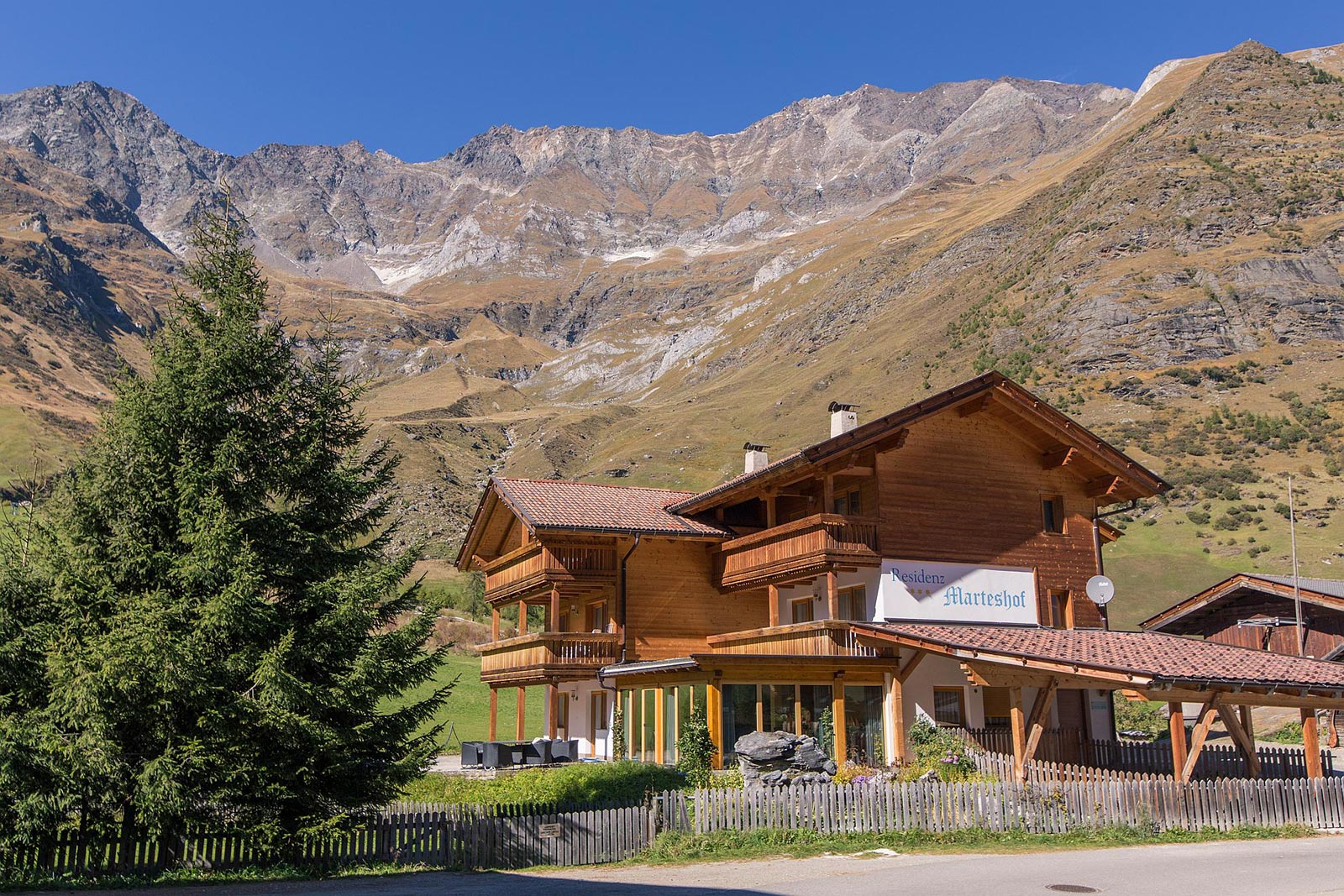 Seitenansicht derResidence Marteshof im Passeiertal mit den Bergen im Hintergrund