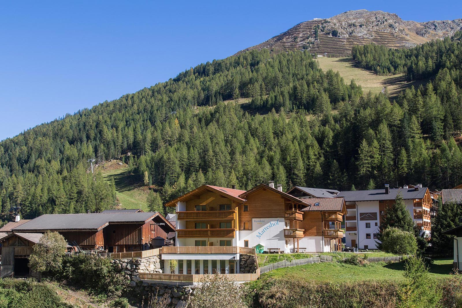 Vista della facciata del Residence Marteshof a Moso in Passiria