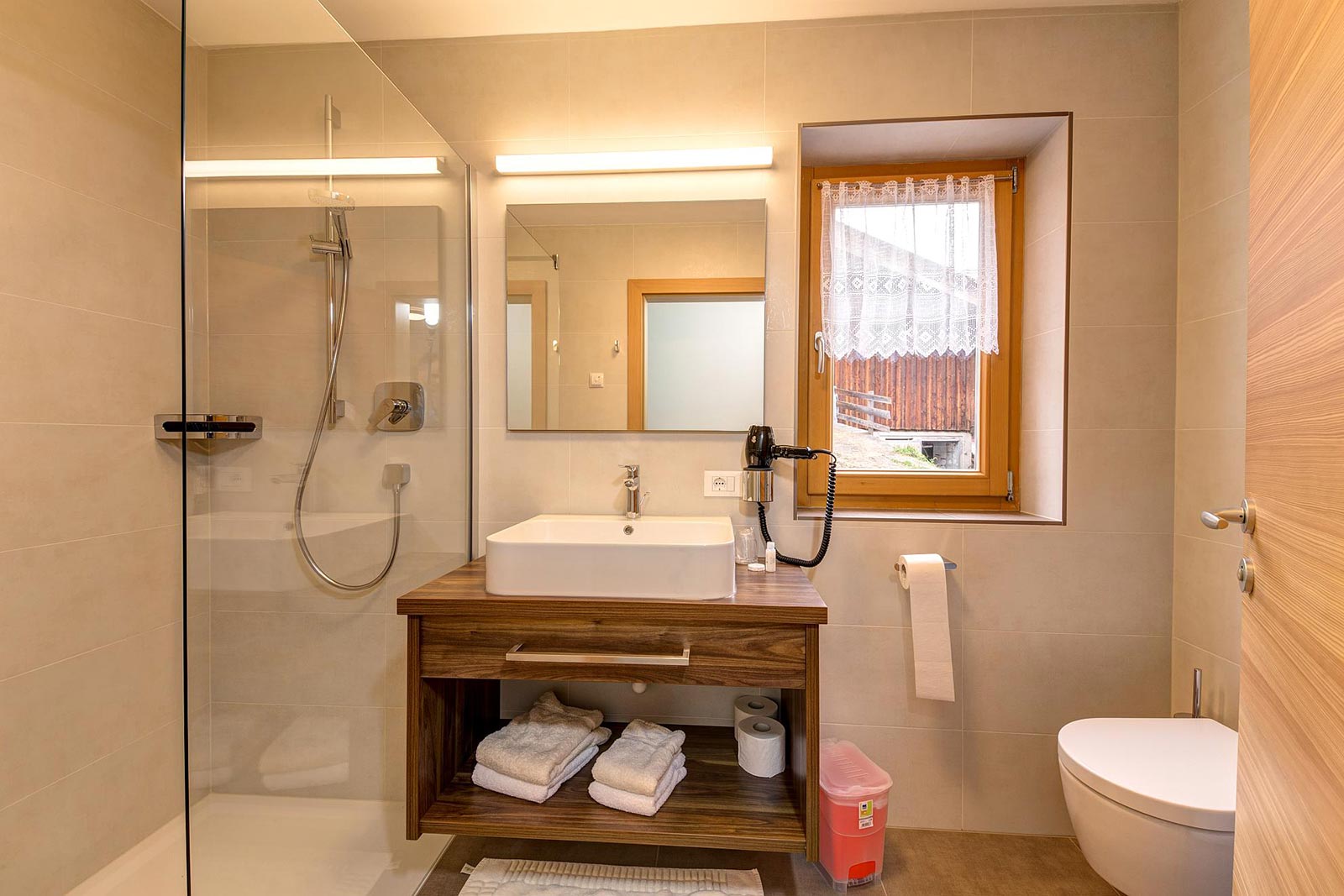 Das Badezimmer eines der Zimmer unseres Hotels im Passeiertal